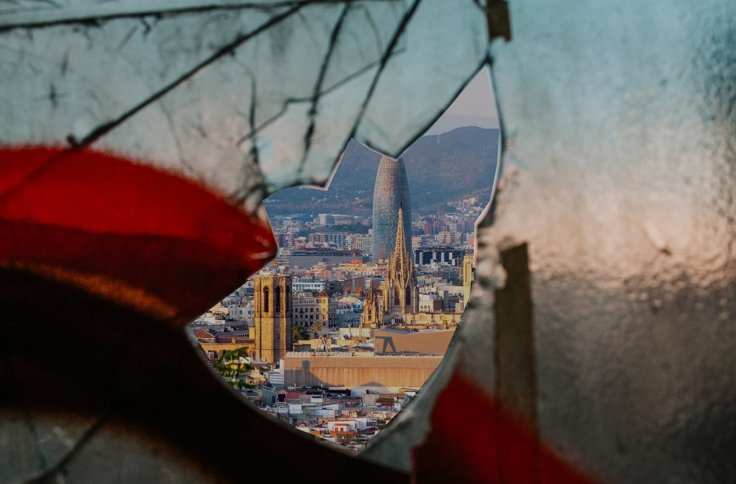 Las ventanas rotas de Barcelona; los incívicos y los idiotas